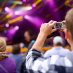 Fotografia Festiwalowa: Jak Zrobić Idealne Zdjęcia w Tłumie