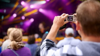 Fotografia Festiwalowa: Jak Zrobić Idealne Zdjęcia w Tłumie