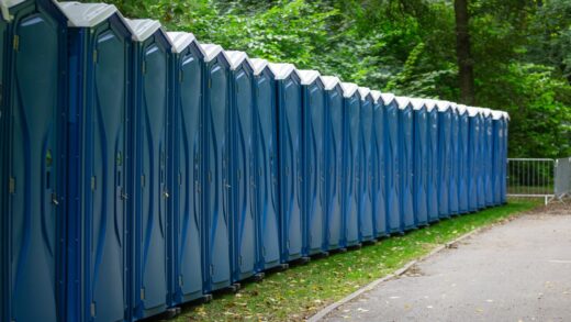 Toalety i Higiena na Imprezie Plenerowej: Jak Uniknąć Kryzysu Sanitarnego