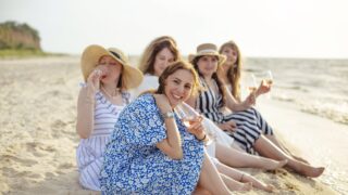 Przekąski na piknik. Pomysły na dania wygodne do spakowania i podania w plenerze