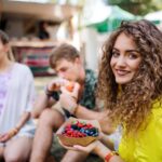 Jedzenie na festiwalu. Jak zaplanować posiłki i wybierać dania z food trucków?