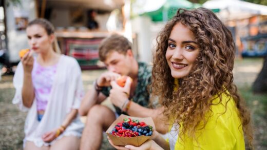 Jedzenie na festiwalu. Jak zaplanować posiłki i wybierać dania z food trucków?